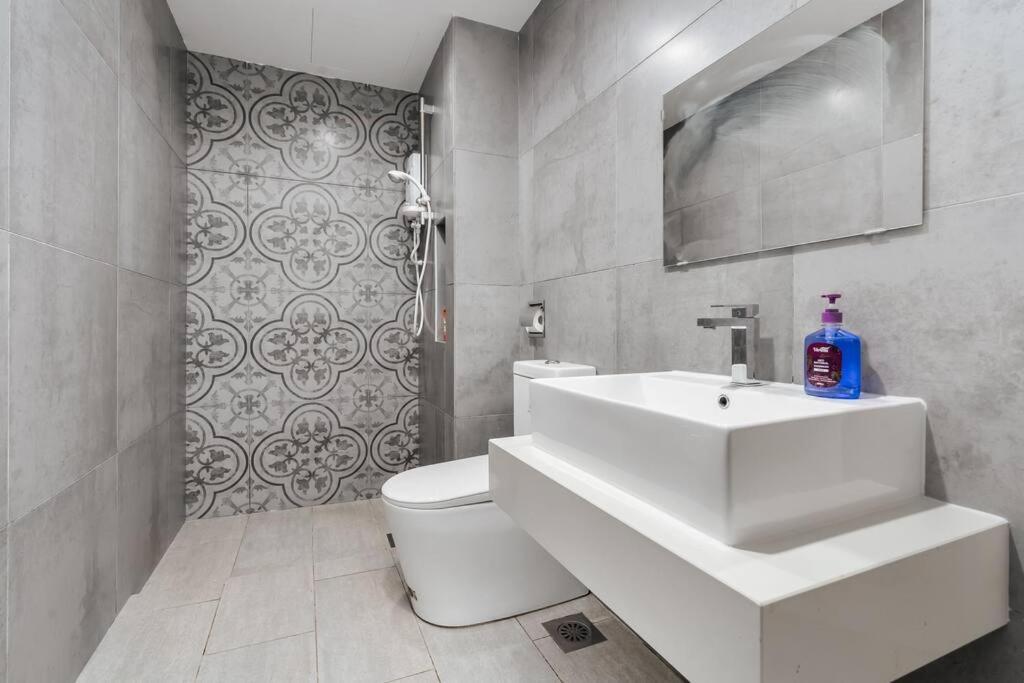 Arte Mont Kiara-netflix-muji-6pax Apartment Kuala Lumpur